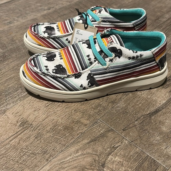 Ariat Hilo Buffalo Print,Fabric upper,
Mesh lining,FLX foam sole,Moc toe slip on - Picture 4 of 10